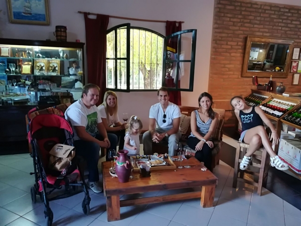 BODEGA CON TURISITAS.jpg